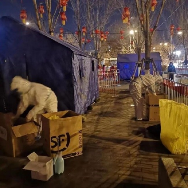 图为医务人员连夜做好核酸采集现场医疗垃圾清理